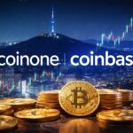 韓国ソウルの夜景を背景に、CoinoneとCoinbaseのロゴとビットコインが並ぶイメージ