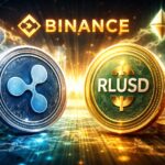 Binanceに上場したリップルのステーブルコインRLUSDとXRPを象徴的に描いたデジタルイラスト。