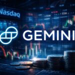 ジェミニのロゴとナスダックの株価チャートを背景にしたイメージ画像