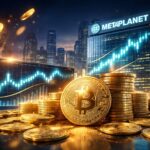 都市の夜景と金融チャートを背景にビットコインのコインが積み上がるイメージ