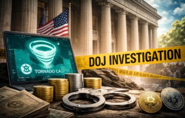 米司法省によるトルネードキャッシュ事件の再審請求を象徴するイメージ。裁判所の建物を背景に、トルネードキャッシュのロゴが表示されたノートパソコンと仮想通貨コイン、手錠が配置されている。