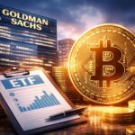 ゴールドマン・サックスのビットコイン収益型ETFをイメージしたイラスト、ビットコインとETF書類、金融街のビル群