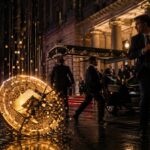 政治イベント会場での緊急事態を背景に仮想通貨価格の下落を表現したイメージ