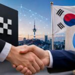 韓国市場を背景にOKXとCoinoneの提携協議をイメージした握手と仮想通貨のアイキャッチ画像