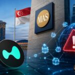 シンガポール金融管理局（MAS）による投資家向け警戒リストへの追加をイメージした、シンガポールの街並みとHyperliquidを表現したイラスト