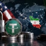 米国とイランの国旗、USDTコイン、鍵、ハンマー、イランの地図を配置し、仮想通貨資産の押収と制裁強化を表現したアイキャッチ画像