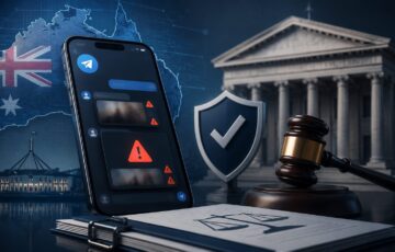 オーストラリアの地図を背景に、警告表示のあるメッセージアプリと裁判所、木槌を描いたイメージ