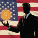 アメリカ国旗を背景に、スーツ姿のシルエットがビットコインを手に持つアイキャッチ画像