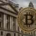 英国財務省の建物とビットコインの組み合わせを表現した画像