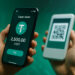 USDTを表示したスマートフォンでQRコードを読み取り、仮想通貨決済を行っているシーン。背景にブロックチェーンを示すデジタルな演出。