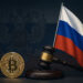 ロシア国旗、ビットコイン、裁判官の木槌を配置した仮想通貨規制を象徴する画像