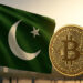 パキスタン国旗とビットコインを組み合わせた象徴的な構図。国家戦略としての仮想通貨導入を表現。