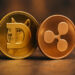 DOGEコインとXRPコインが並ぶ、仮想通貨を象徴するリアルなビジュアル