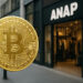 ANAP店舗前に浮かぶビットコインのイメージ写真