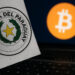 パラグアイの国章とビットコインが並ぶ、不正投稿と仮想通貨詐欺を象徴するイメージ