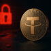 テザーによるUSDT凍結の象徴的なビジュアル。ブロックチェーンと監視のイメージを組み合わせた画像。
