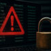 パスワード漏洩に対する警告を示すモニターと南京錠の写真