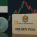 UAEのゴールデンビザカードとToncoinを並べたイメージ。背景にUAE国旗と仮想通貨チャート。