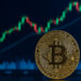 ビットコインのデジタルコインと金融戦略を象徴する未来的なイメージ