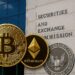 米国証券取引委員会の建物を背景にビットコインとイーサリアムのコインが描かれた画像
