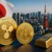 東京の都市景観を背景に並ぶXRPコイン、ビットコイン、金塊
