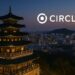 ソウルの街並みを背景に、韓国の銀行とステーブルコイン協議を象徴するイメージ