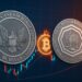 SECとCFTCのロゴとビットコインを背景にした、米国規制当局によるスポット仮想通貨取引解禁を象徴するイメージ