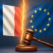 フランス国旗とEU旗の間に裂け目が走り、手前に木槌が置かれたイメージ。フランスとEUの規制対立を象徴する構図。