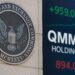 SECのロゴとQMMM株価急騰を示すスクリーン表示