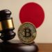 日本の金融庁が暗号資産カストディ登録制度を導入することを象徴するイメージ。ビットコインと法廷を背景にしたデジタル金融規制の概念写真。