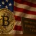 ビットコインの物理コインとアメリカ国旗、連邦税を示すプレートを背景にした写真