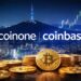 韓国ソウルの夜景を背景に、CoinoneとCoinbaseのロゴとビットコインが並ぶイメージ