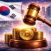 韓国国旗を背景に、仮想通貨を象徴するコインと法槌が描かれたイラスト。韓国の仮想通貨インフルエンサー規制を表現。