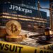 JPモルガン本社ビルとビットコイン、ドル紙幣、法廷を象徴する天秤と木槌を組み合わせた、3億2800万ドル規模の仮想通貨ポンジ事件に関する集団訴訟を示すイメージ