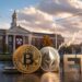 大学基金と仮想通貨ETFの動向を表す、ビットコインとイーサリアムのコインとETFのイメージ