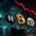 下落チャートを背景に複数の仮想通貨トークンが浮かぶ市場急落イメージ