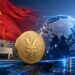 中国国旗と人民元を象徴するコイン、世界をつなぐデジタルネットワークが描かれた越境決済のイメージ