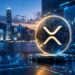 香港の夜景を背景に、規制された個人向け取引の開始を象徴するXRPコイン